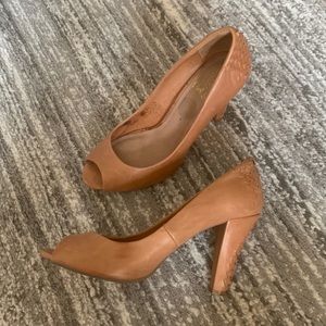 Elliot Lucca tan heels